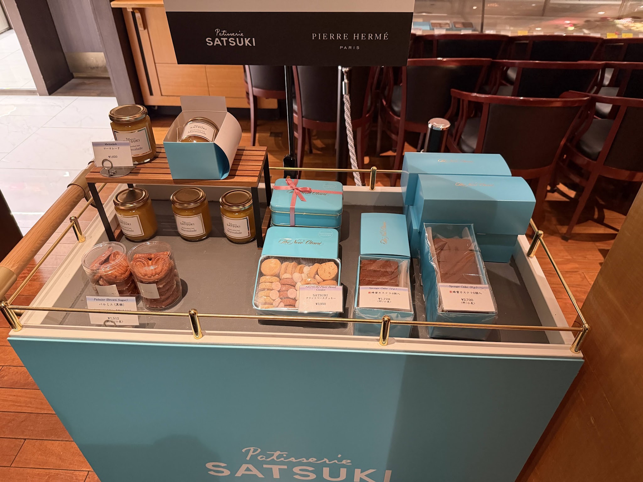 SATSUKIとピエール・エルメの名前が見える売場