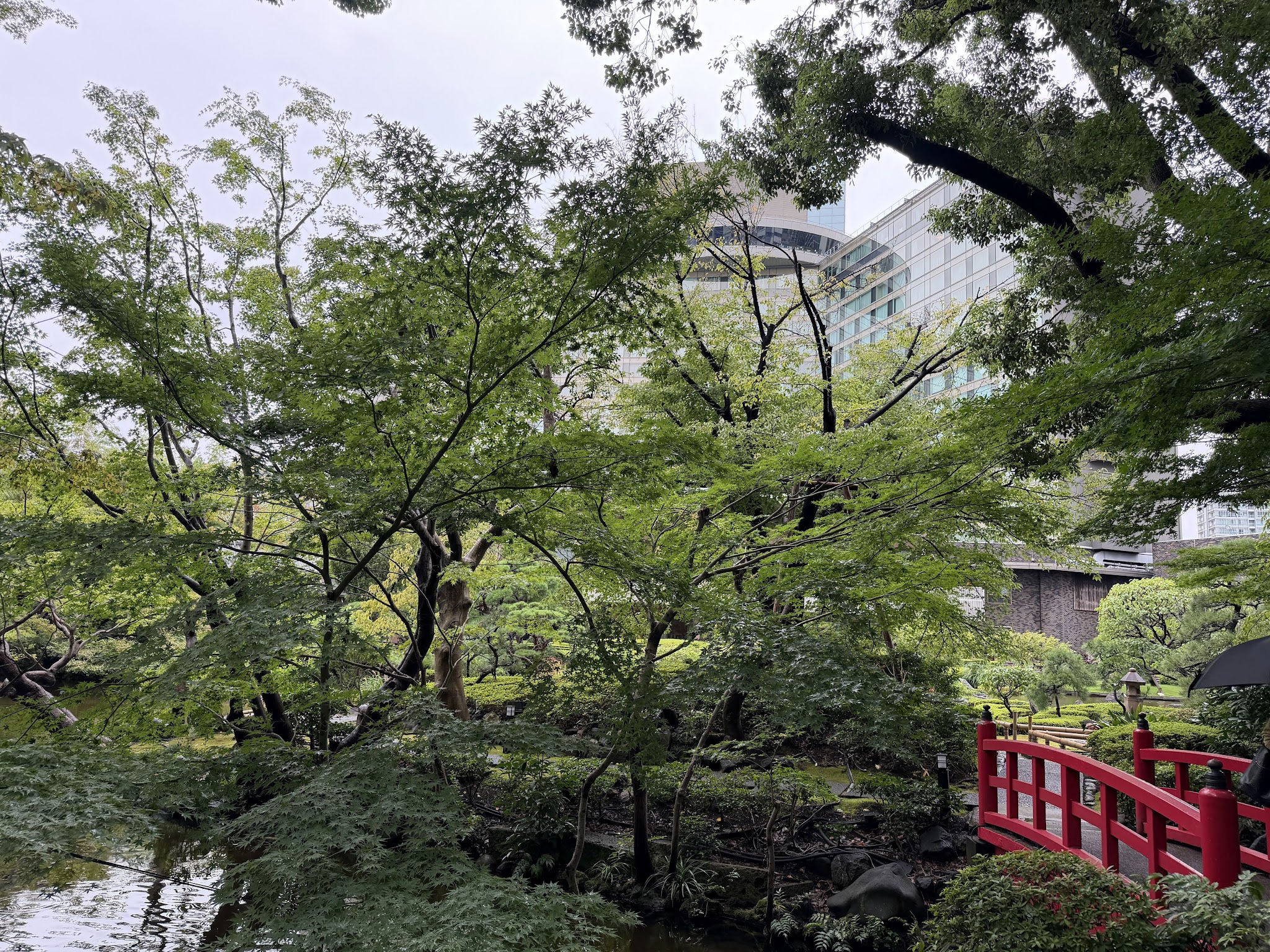 庭園の池に架かる赤い橋
