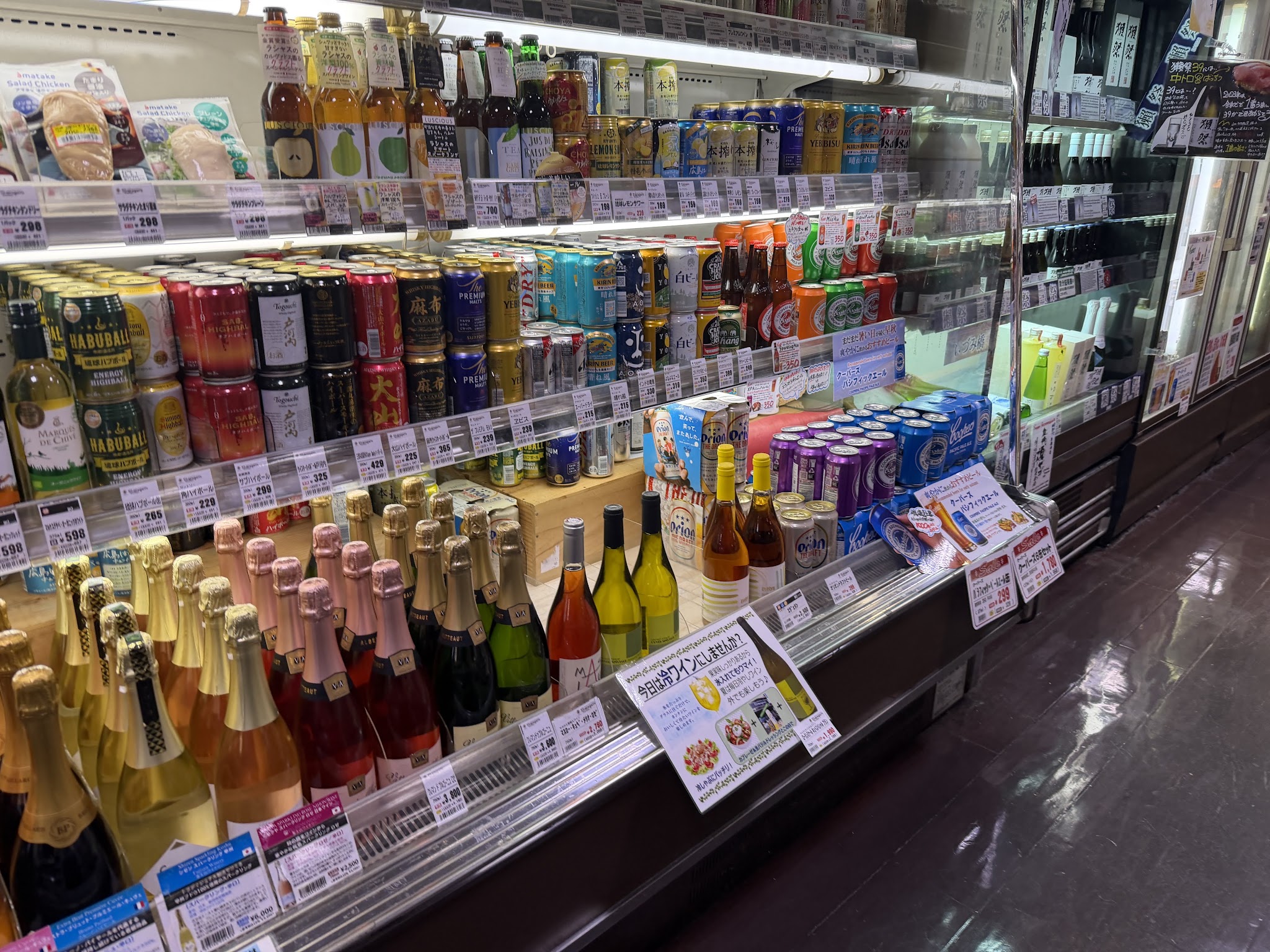 売店の棚に並ぶ品物