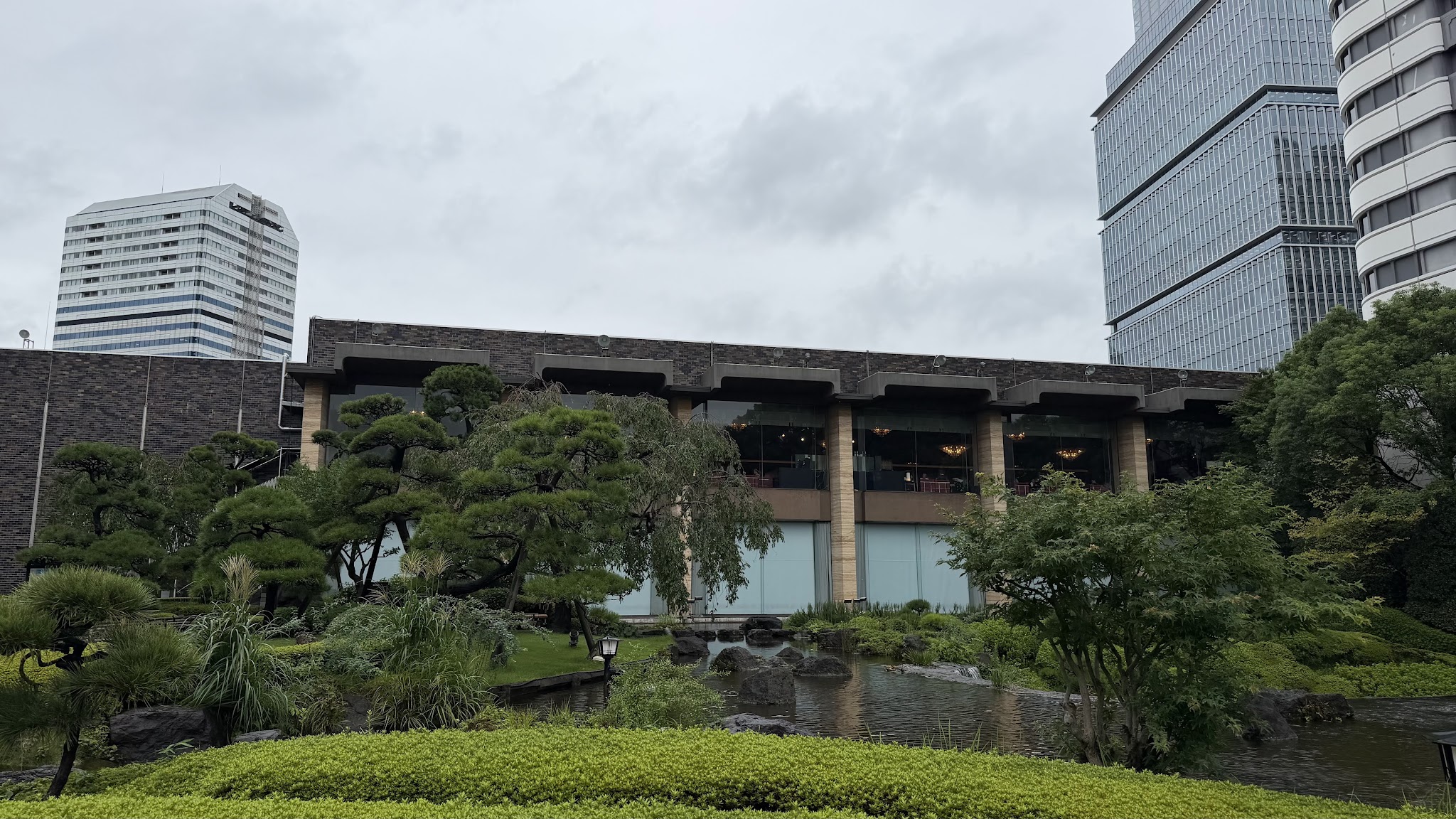 池越しに見たホテルの建物