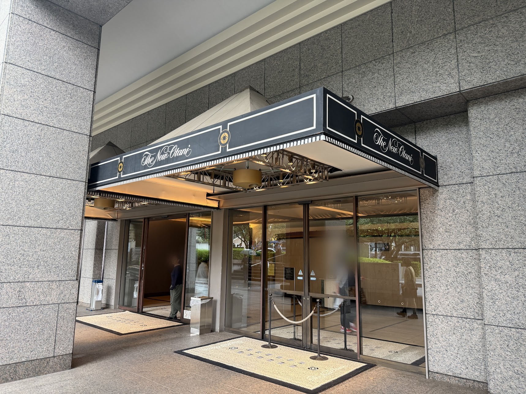 後から戻って撮影したホテルの入口