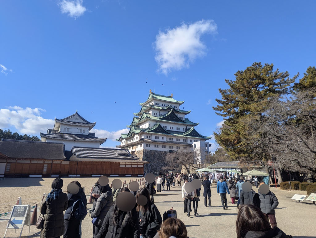 名古屋城の天守と城内を歩く人たち